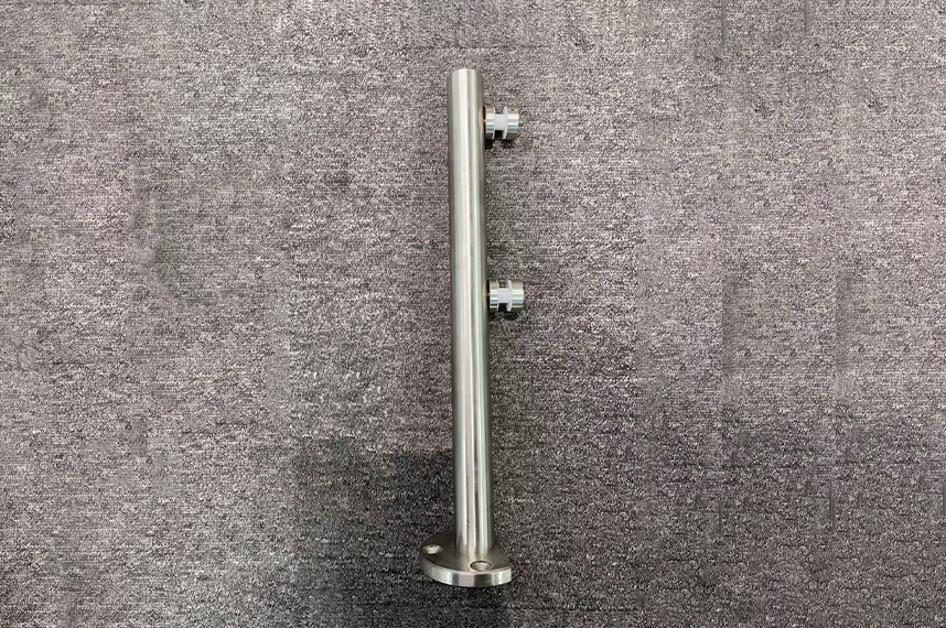 Is Glass Railing a Good Idea? Pros and Cons of Glass Deck Railing Systems 3 Напольный стеклянный поручень из нержавеющей стали (1)